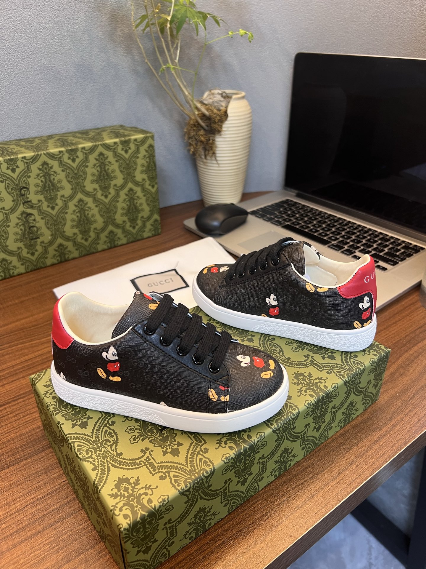 Children's shoes child